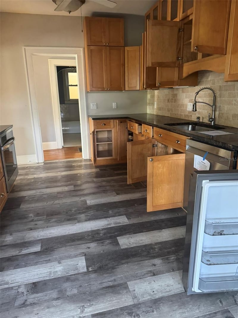 30 Kreamer Ave, Tarpon Springs, FL 34689