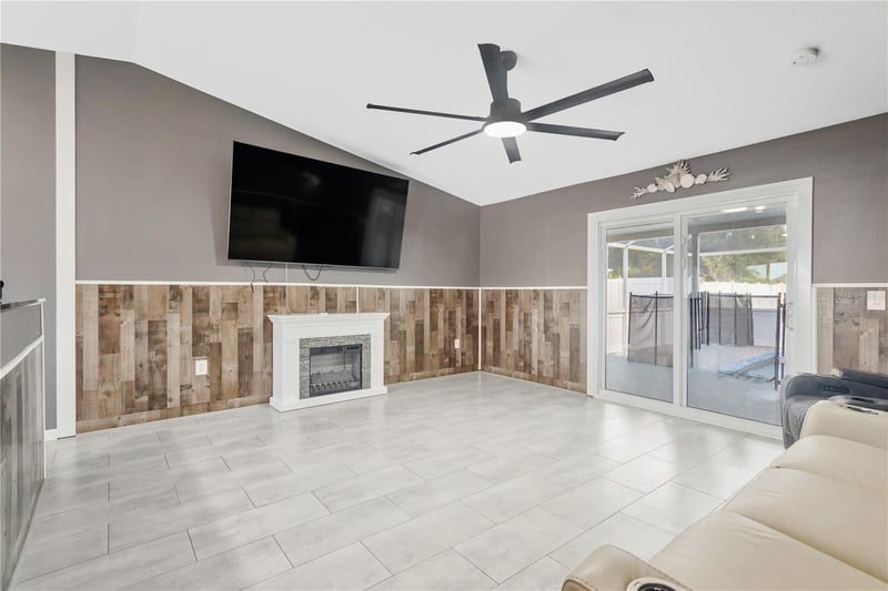 2054 Saffold Park Dr, Ruskin, FL 33570