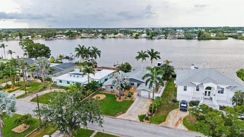 704 Bayshore Dr, Tarpon Springs, FL 34689