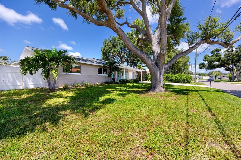 1744 Harbor Cir E, Largo, FL 33770