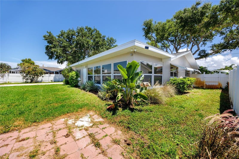 1744 Harbor Cir E, Largo, FL 33770