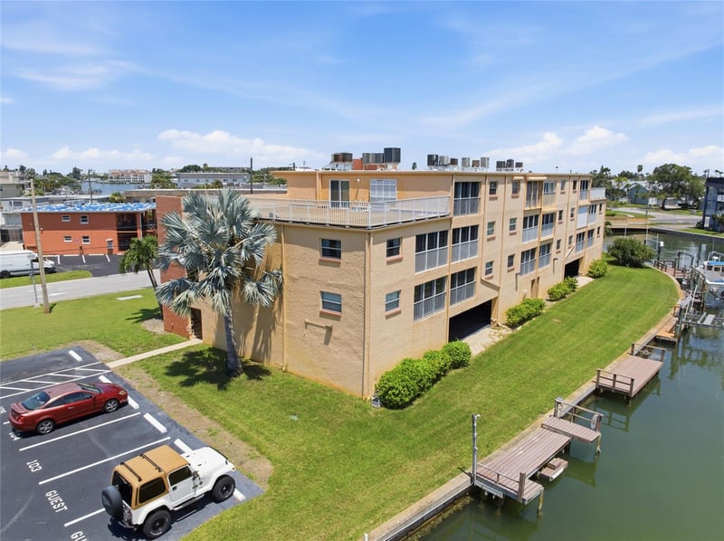 175 116th Ave #206, Treasure Island, FL 33706