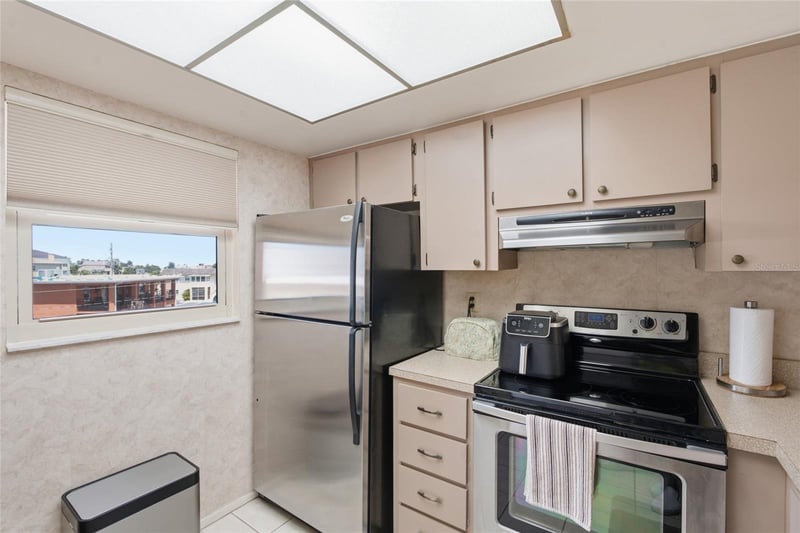 175 116th Ave #206, Treasure Island, FL 33706