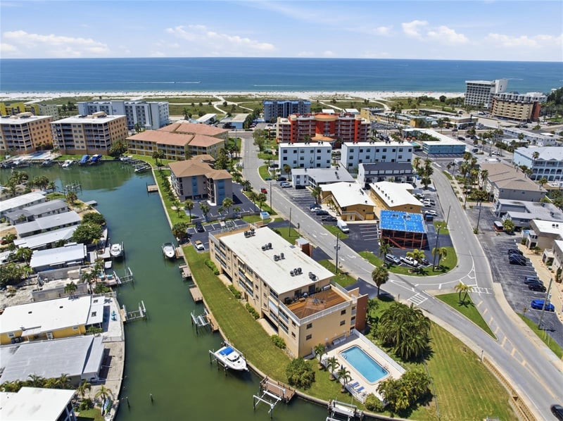 175 116th Ave #206, Treasure Island, FL 33706