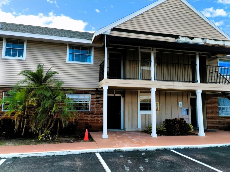 200 Country Club Dr #805, Largo, FL 33771