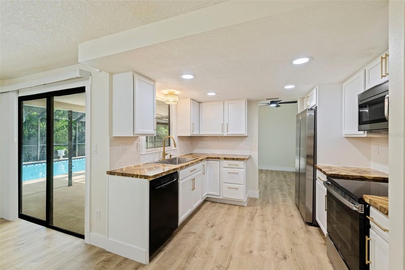 1671 Castlewood Ln, Palm Harbor, FL 34683