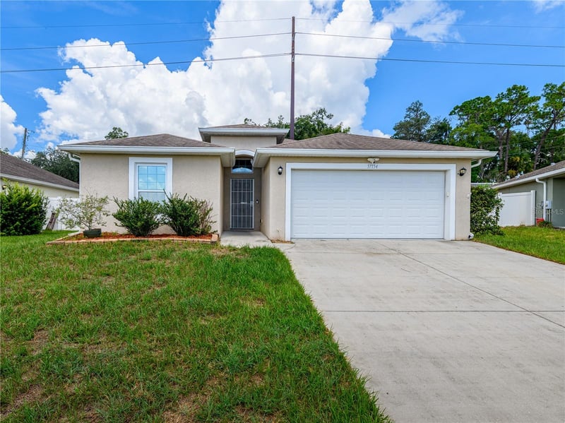 37154 Highland Bluff Cir, Dade City, FL 33523