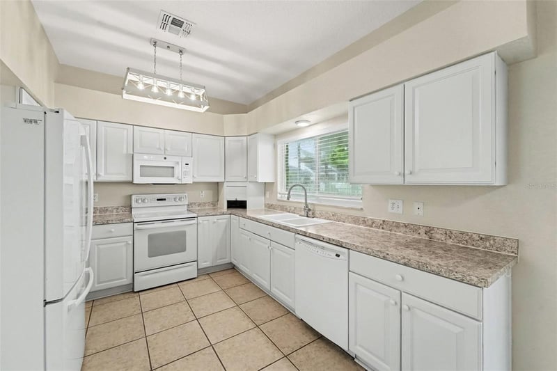 19431 Sandy Springs Cir, Lutz, FL 33558