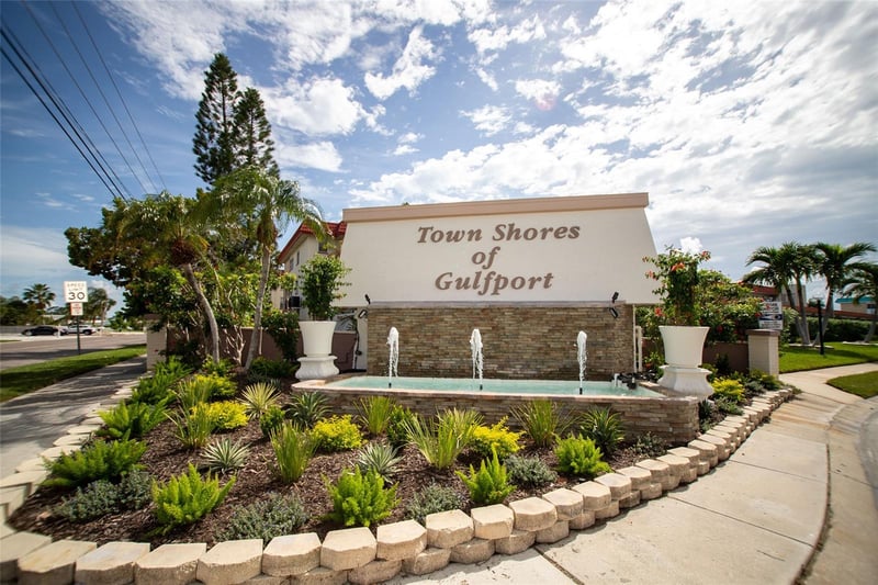 5840 30th Ave S #202, Gulfport, FL 33707