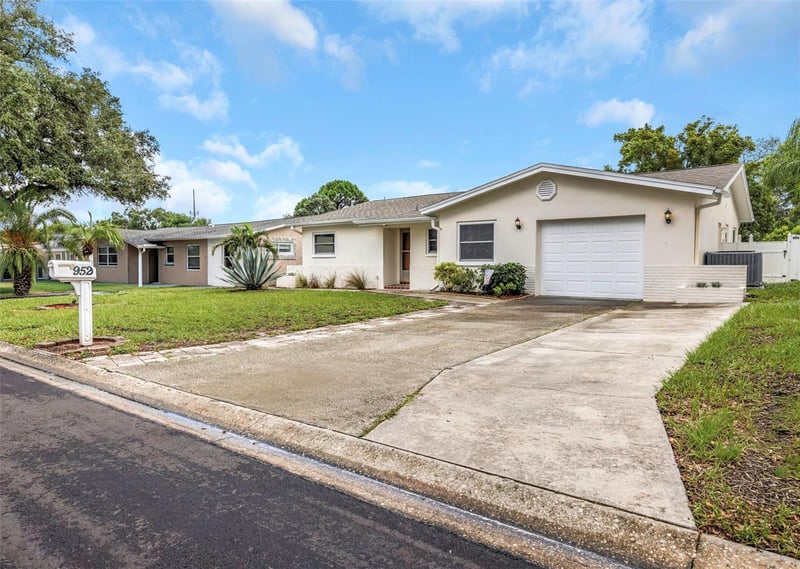 952 Wicks Dr, Palm Harbor, FL 34684