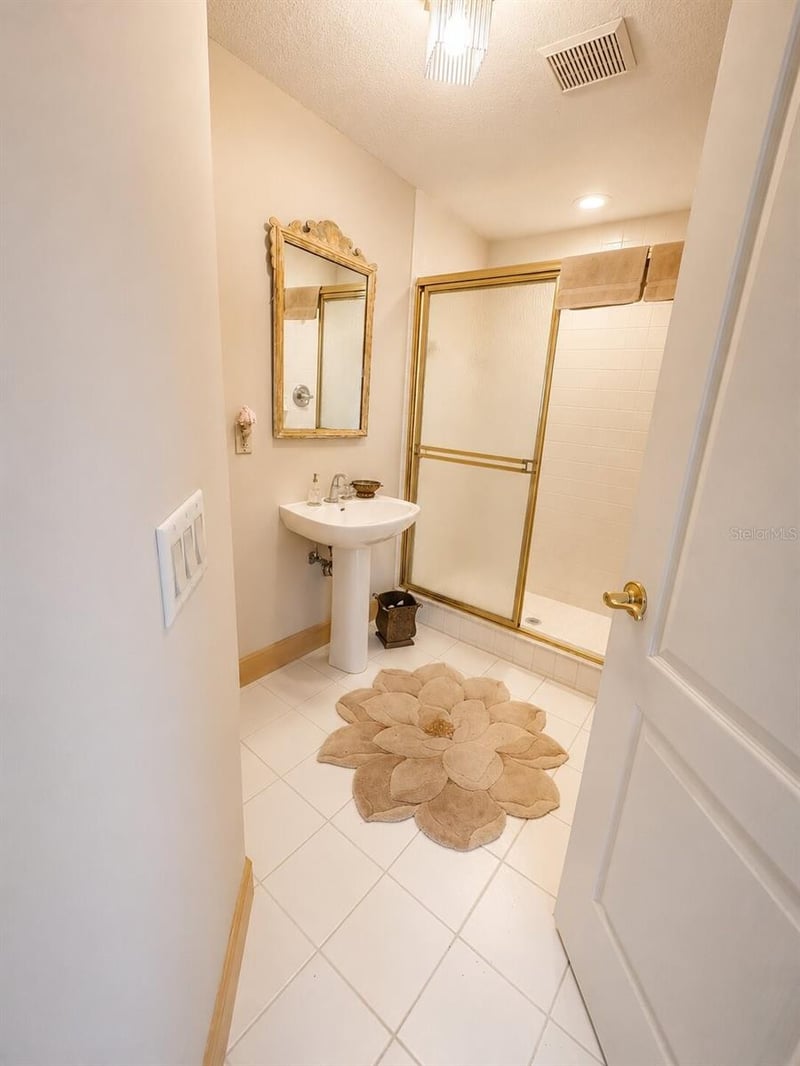 995 Weathersfield Dr, Dunedin, FL 34698
