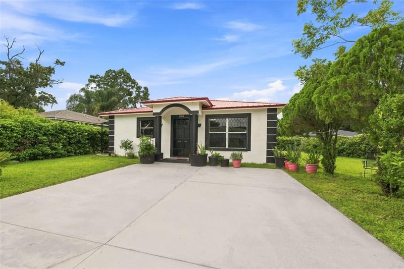 1801 Bethune Dr, Plant City, FL 33563