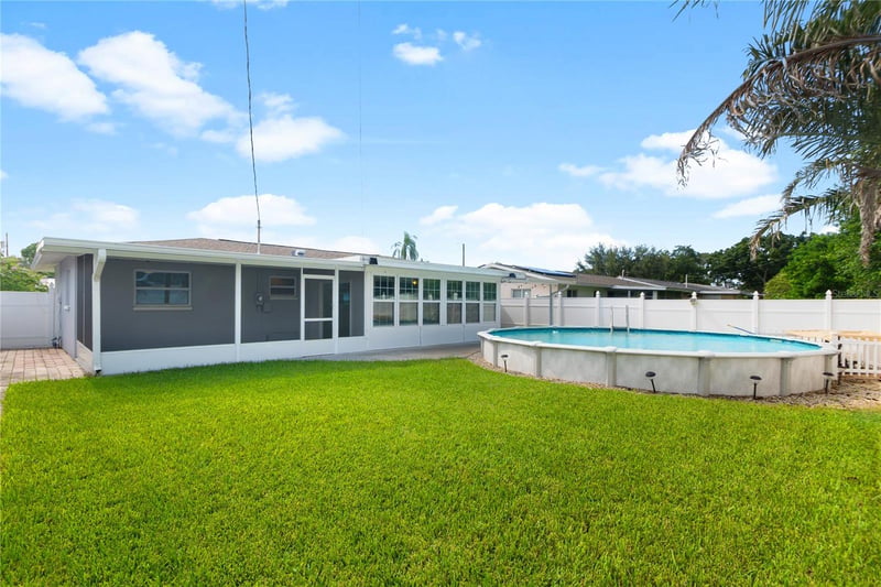 487 Lake Hill Ln, Largo, FL 33771