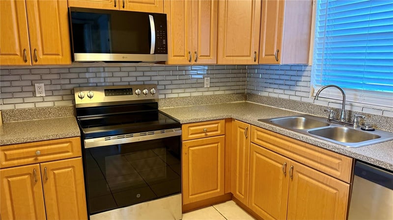 2830 Somerset Park Dr #202, Tampa, FL 33613