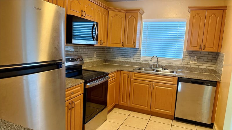 2830 Somerset Park Dr #202, Tampa, FL 33613
