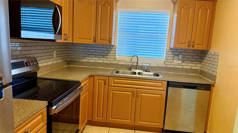 2830 Somerset Park Dr #202, Tampa, FL 33613