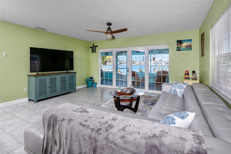 11215 3rd St E, Treasure Island, FL 33706