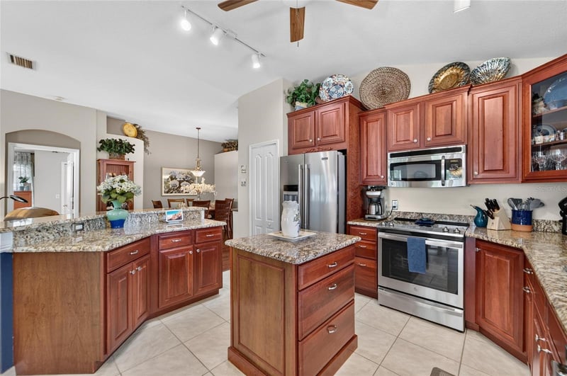 3132 Beaver Pond Trl, Valrico, FL 33596