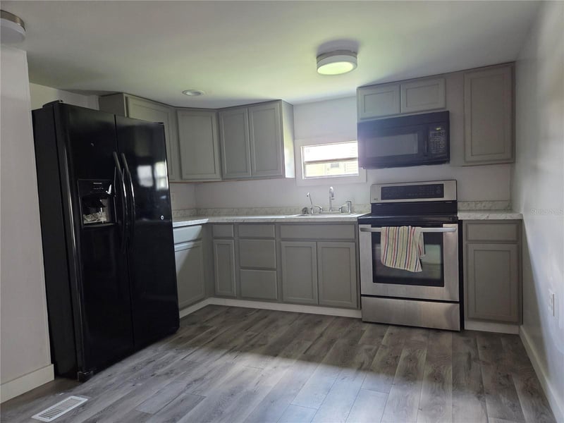 6240 Connecticut St, Zephyrhills, FL 33542