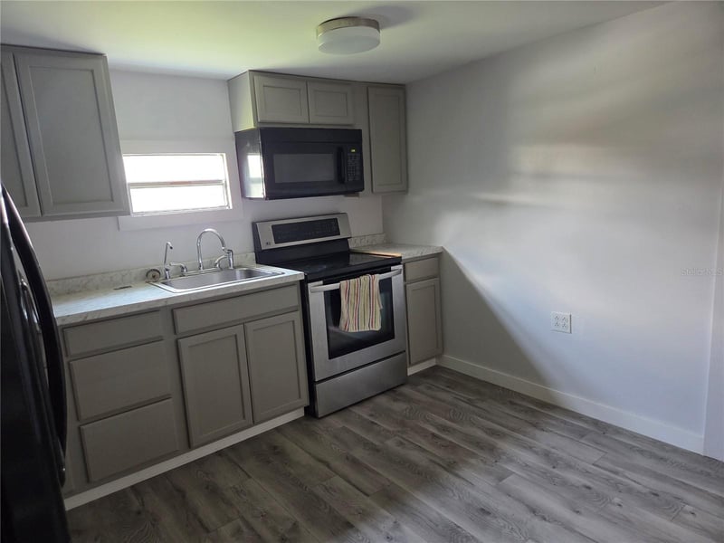 6240 Connecticut St, Zephyrhills, FL 33542