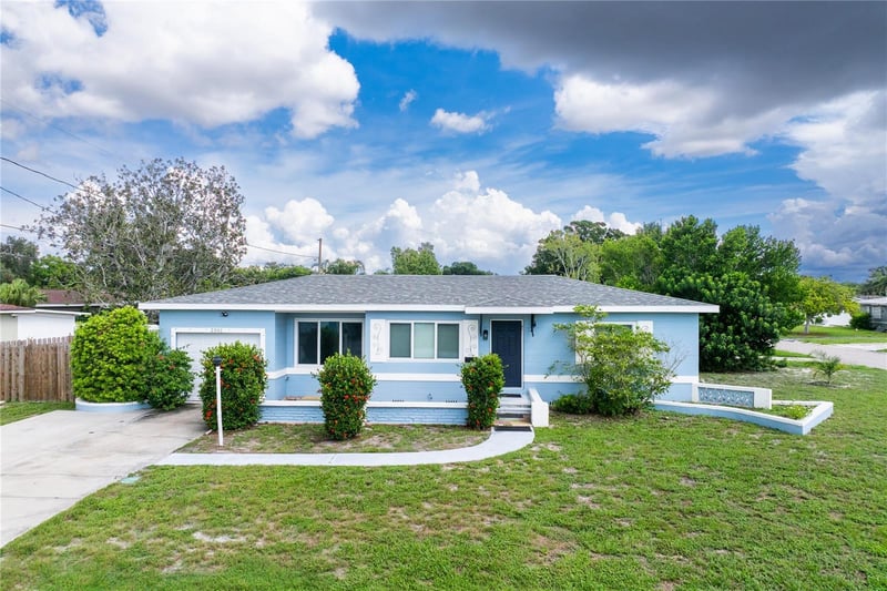2501 Leslee Lake Dr N, St Petersburg, FL 33713