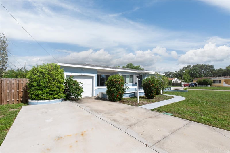 2501 Leslee Lake Dr N, St Petersburg, FL 33713