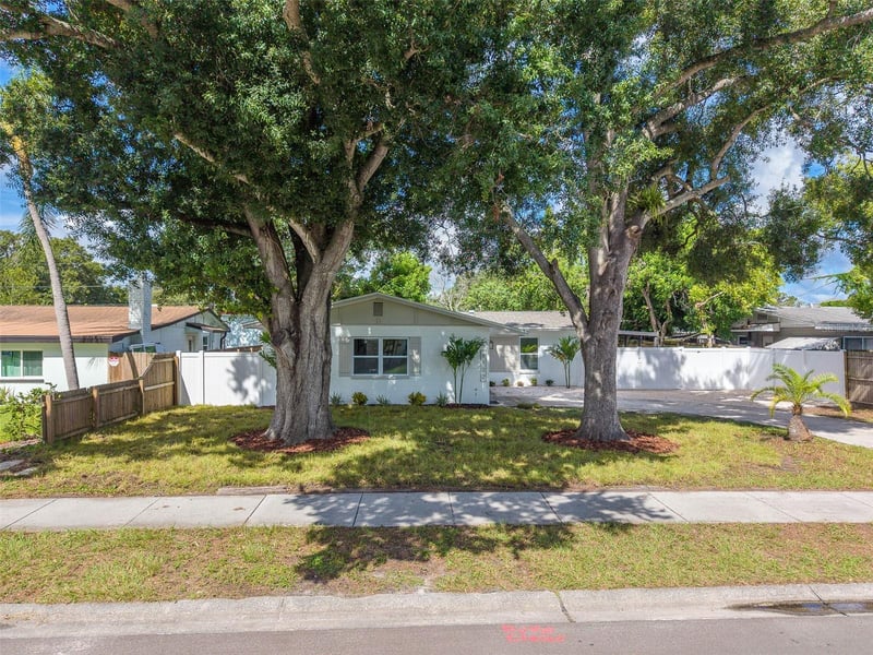 8122 Lark St, Seminole, FL 33777