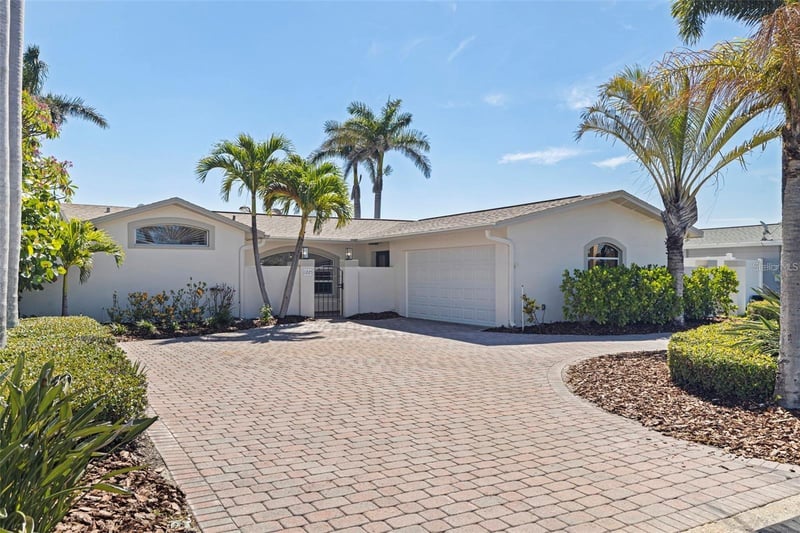 11225 4th St E, Treasure Island, FL 33706