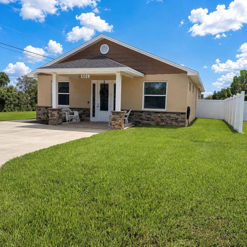 604 4th St SW, Largo, FL 33770