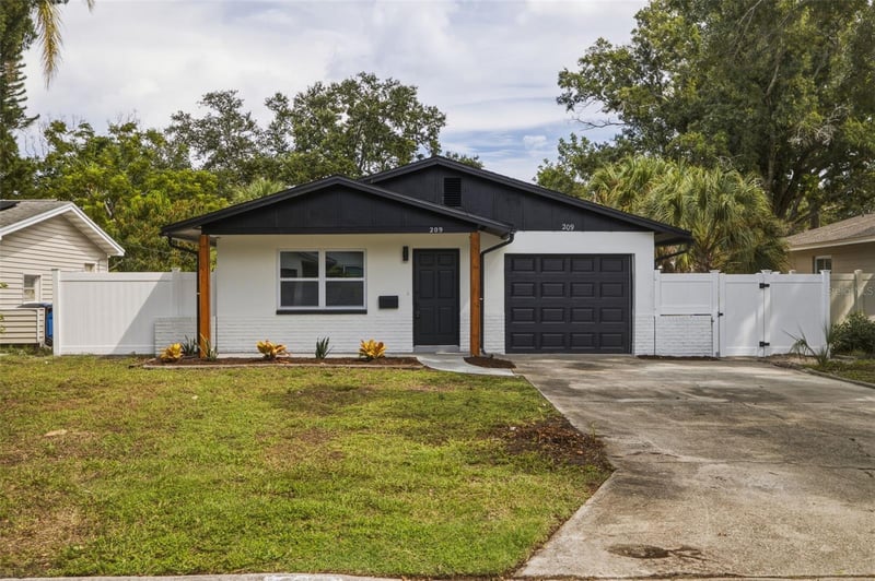 209 SE Monroe Cir N, St Petersburg, FL 33703