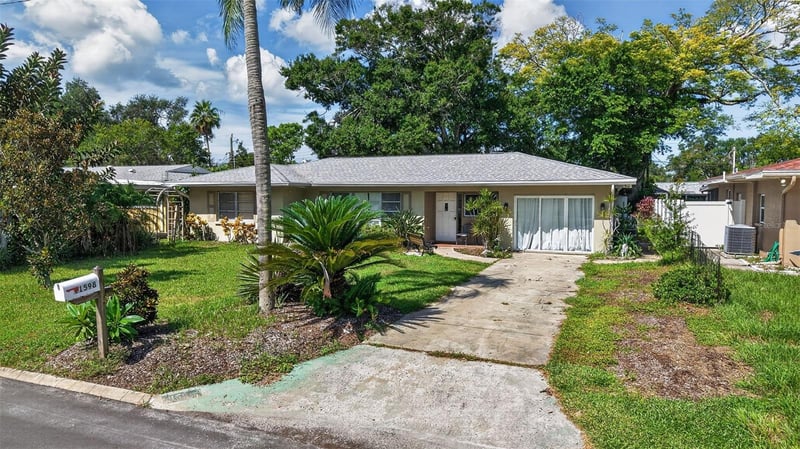 11598 Oval Dr W, Largo, FL 33774