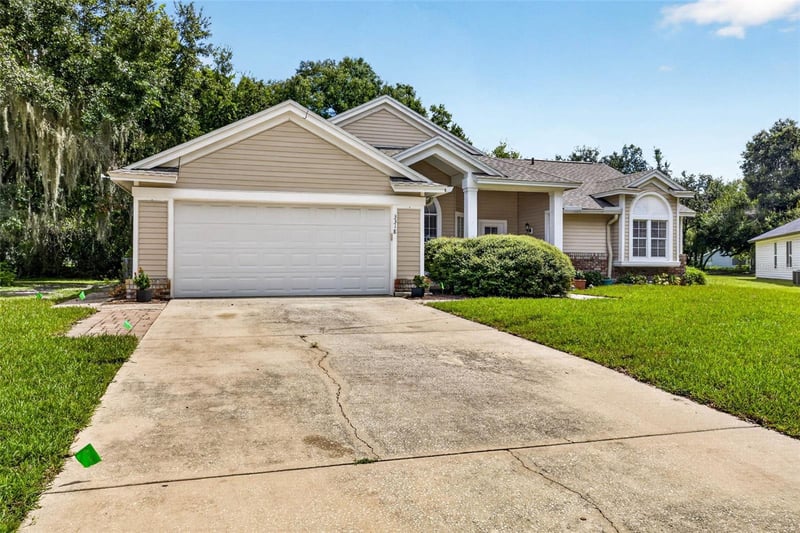 3318 Silverpond Dr, Plant City, FL 33566