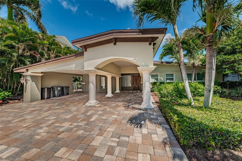 52 N Pine Cir, Belleair, FL 33756