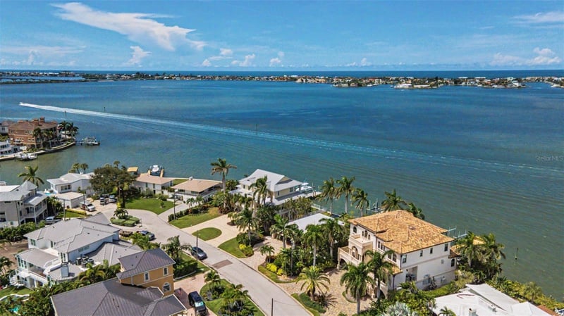 52 N Pine Cir, Belleair, FL 33756