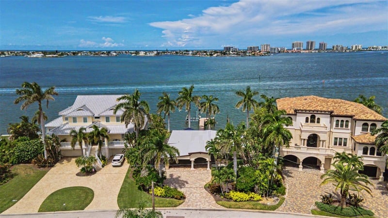 52 N Pine Cir, Belleair, FL 33756