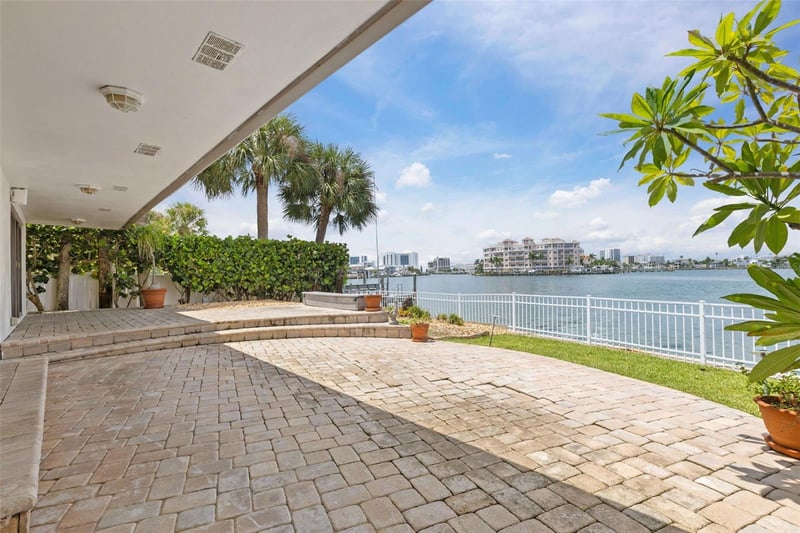 290 Bayside Dr, Clearwater, FL 33767