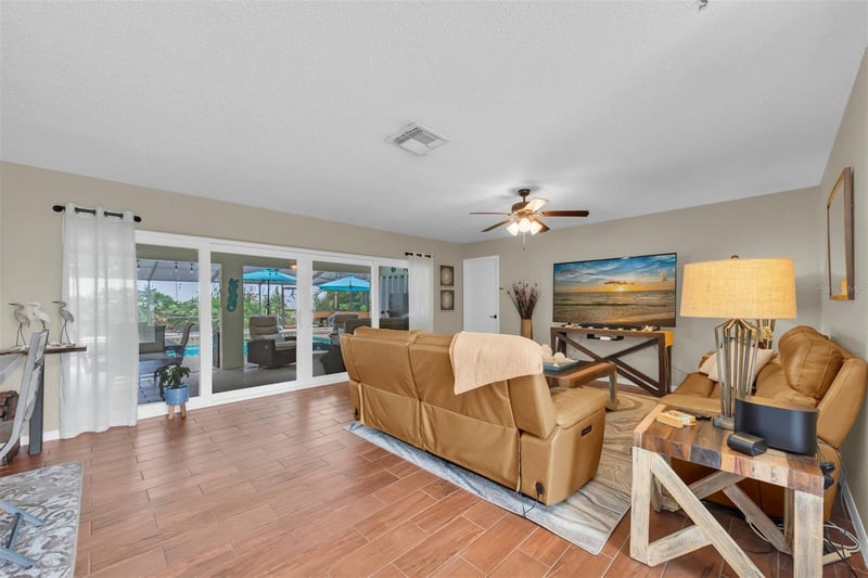 207 Amesbury Cir, Sun City Center, FL 33573