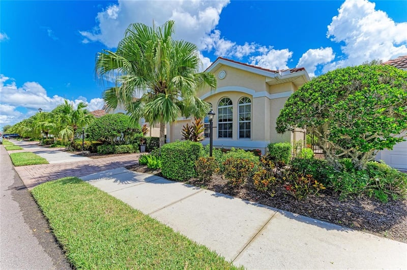 7751 33rd St E, Sarasota, FL 34243