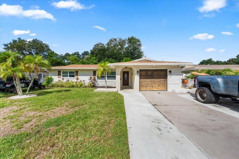 490 E Lake Dr, Largo, FL 33771