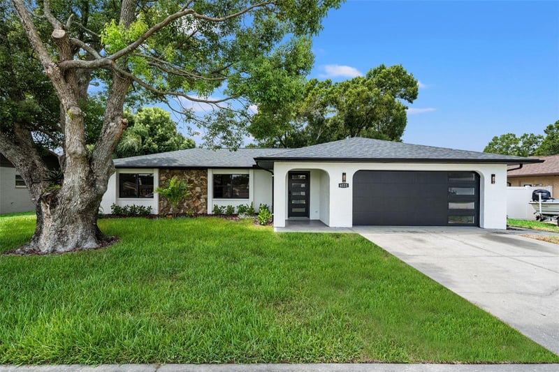 6111 18th St, Zephyrhills, FL 33542