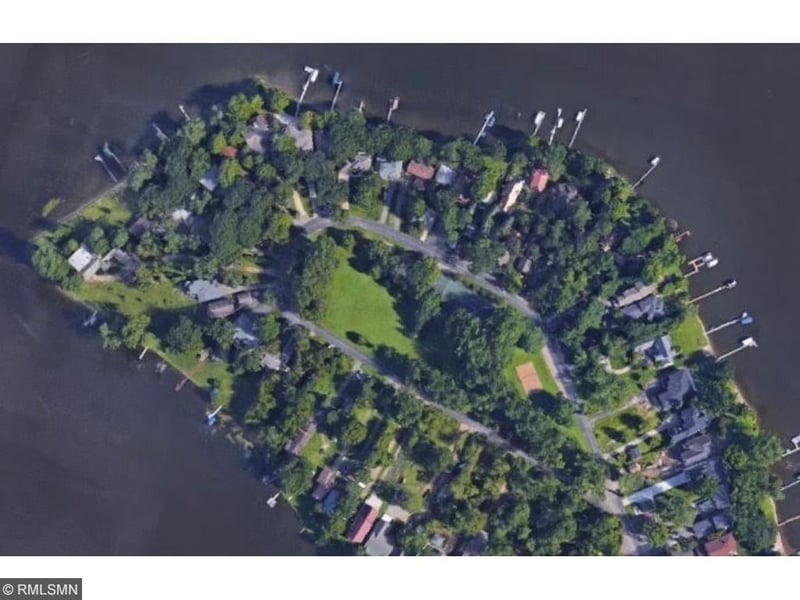 263 12 Peninsula Rd, Medicine Lake, MN 55441