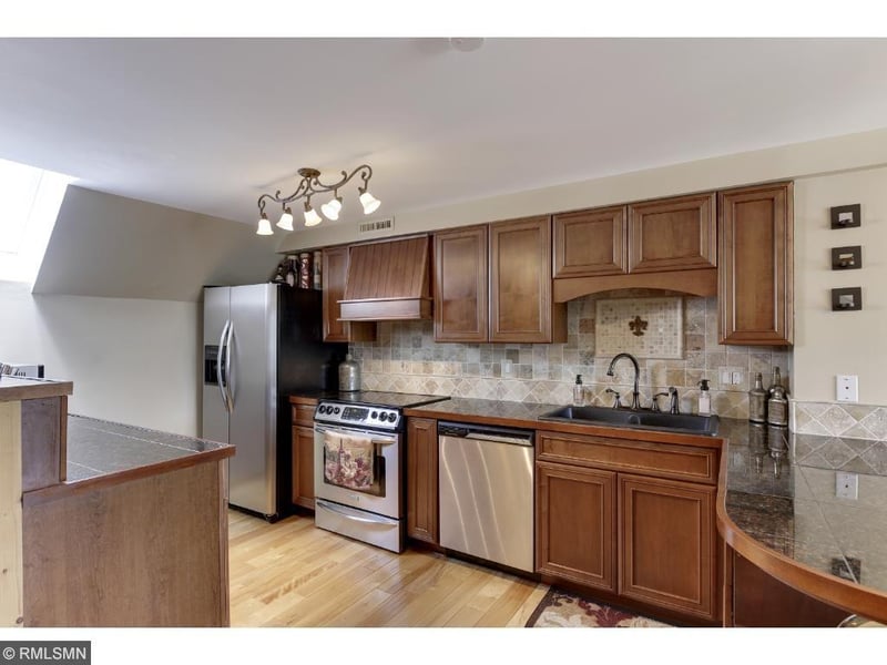 8 Shoreline Pl, Spring Park, MN 55384