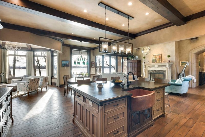 640 Locust Hills Dr, Wayzata, MN 55391
