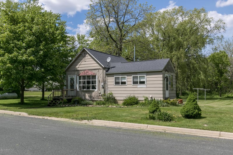 222 Maple St, Dexter, MN 55926
