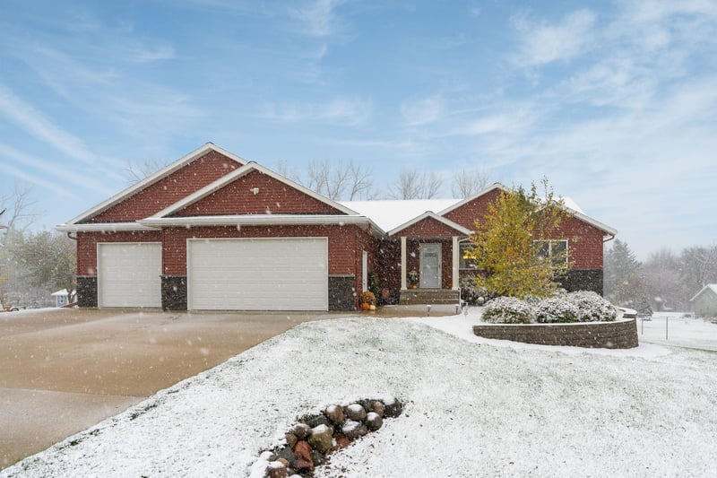 111 Lagoon Cir, Courtland, MN 56021