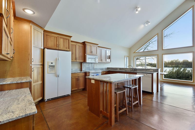 239 Peninsula Rd, Medicine Lake, MN 55441