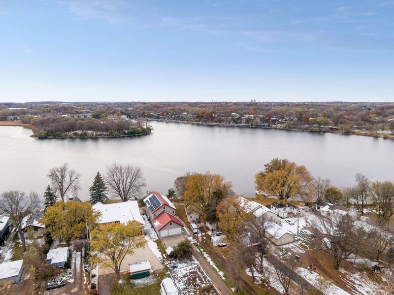 239 Peninsula Rd, Medicine Lake, MN 55441