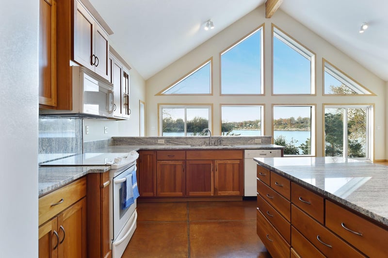 239 Peninsula Rd, Medicine Lake, MN 55441
