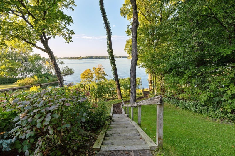 19500 Cedarhurst St, Wayzata, MN 55391