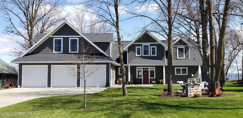 512 South Shore Dr, Detroit Lakes, MN 56501